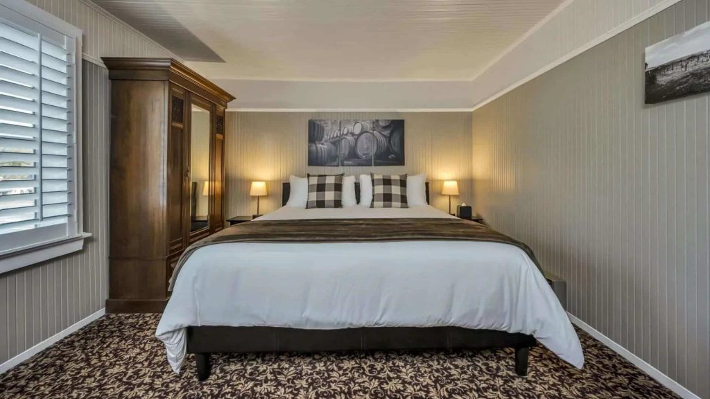 King Bed in St Helena Room at Calistoga Wine Way Inn